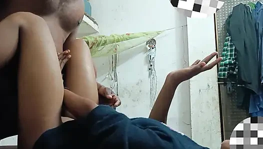 College-Mädchen eingeölt und ihr Hintern