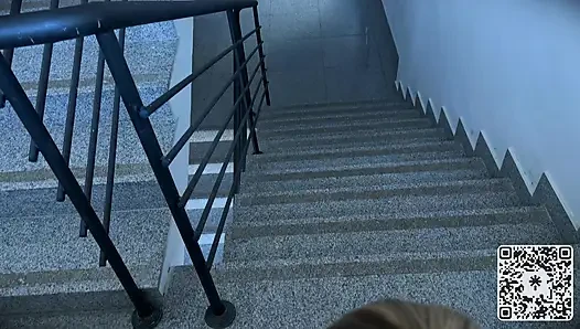 Cewek hot rambut pirang ini menjemputku di lift dan ngentot di tangga - apakah terlalu keras?