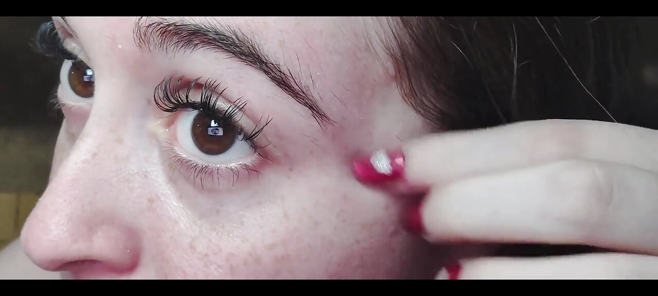 私の眉毛をピンセットでクローズアップ