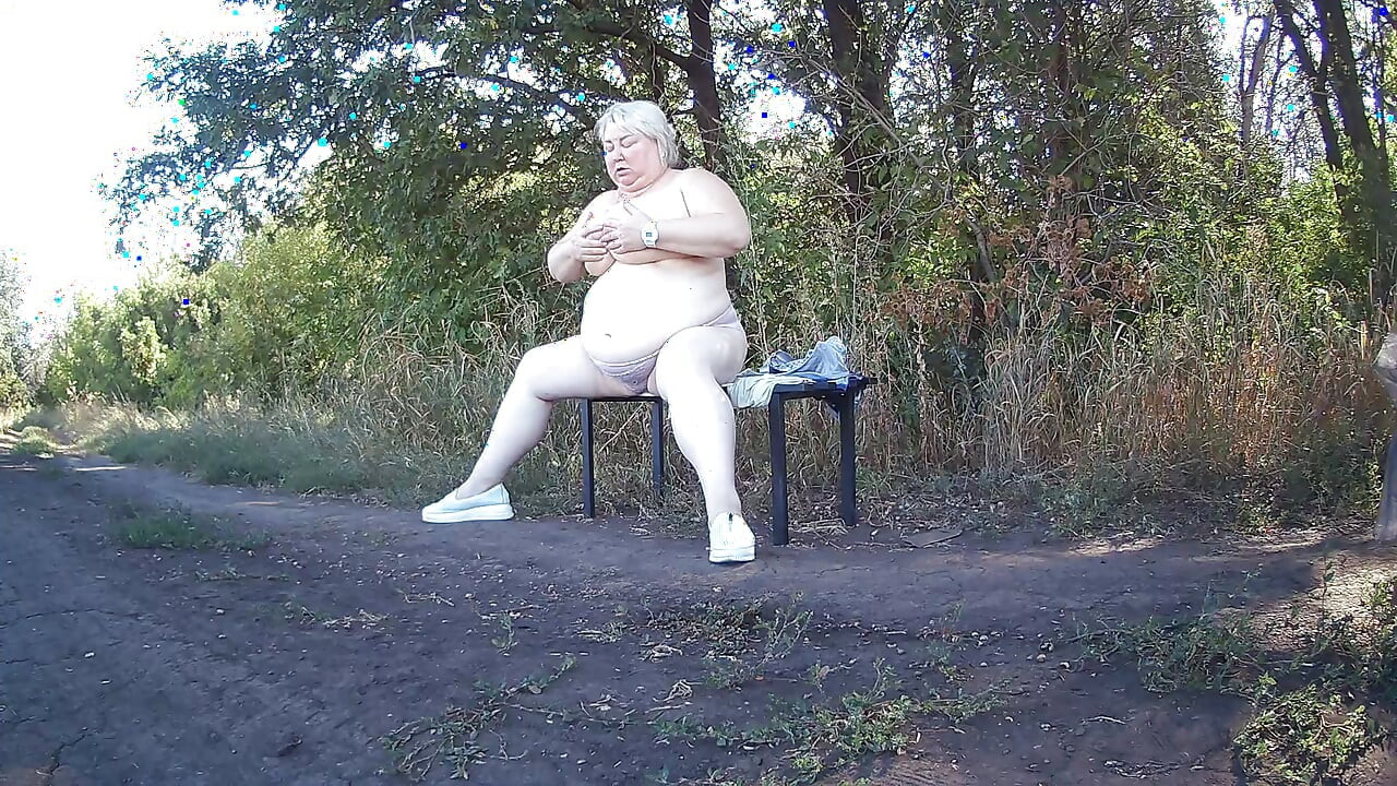 Svekrva u parku se skida i masturbira do orgazma na klupi