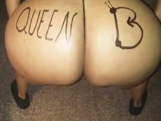 Queen b.在拍摄照片时听 4 string king