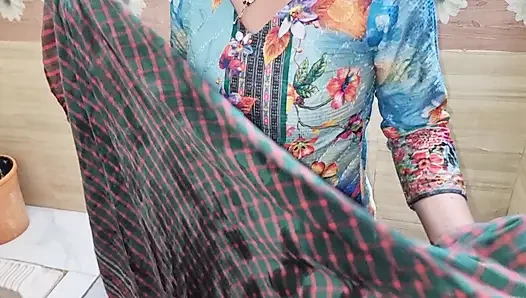 Hintli banyo videosu. Bangladeşli kız banyoda duşta