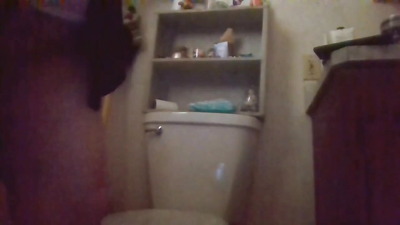 Sex anal cu vibrator roz sexy, țâțe bătrâne și cur mare