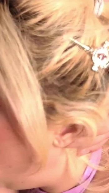 Unforgettable moment from "Follada facial extrema a MILF RUBIA - Polla en garganta"