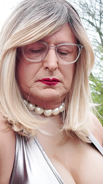 Sexy Crossdresser kellycd2022 pour un trajet en robe argentée sexy et collants, pas de culotte