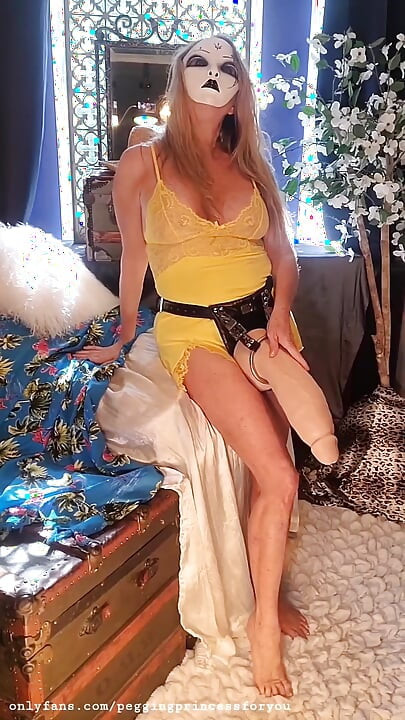 Mareslut își deschide anusul pentru mega vibrator, Thamaskedbandit, vibrator legat de Carmen Harness, Mrhankeystoys