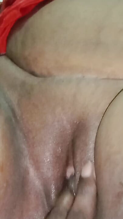 My stepaunt's pussy was massaged with oil and fingered.
