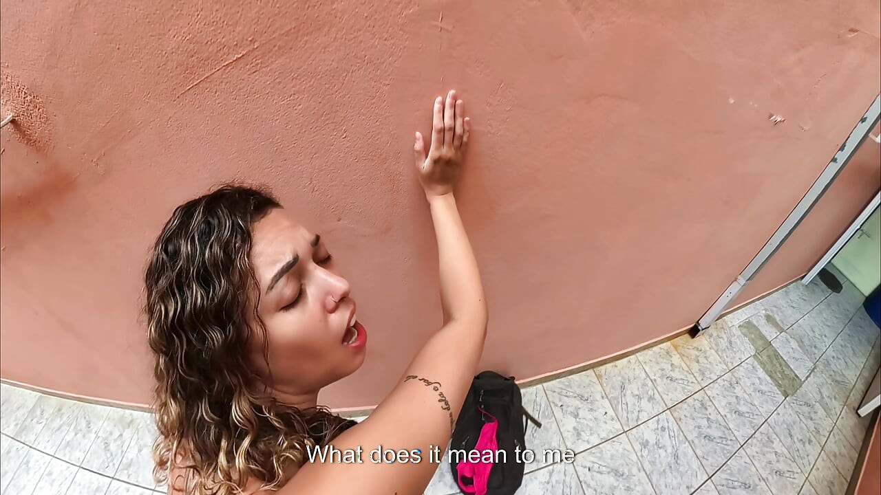 הסטודנטית מסכימה שיקרעו לה את הבגדים ויזיינו אותה. POV