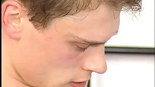 Бабушку-блондинку в нижнем белье и чулках трахает молодая фелла