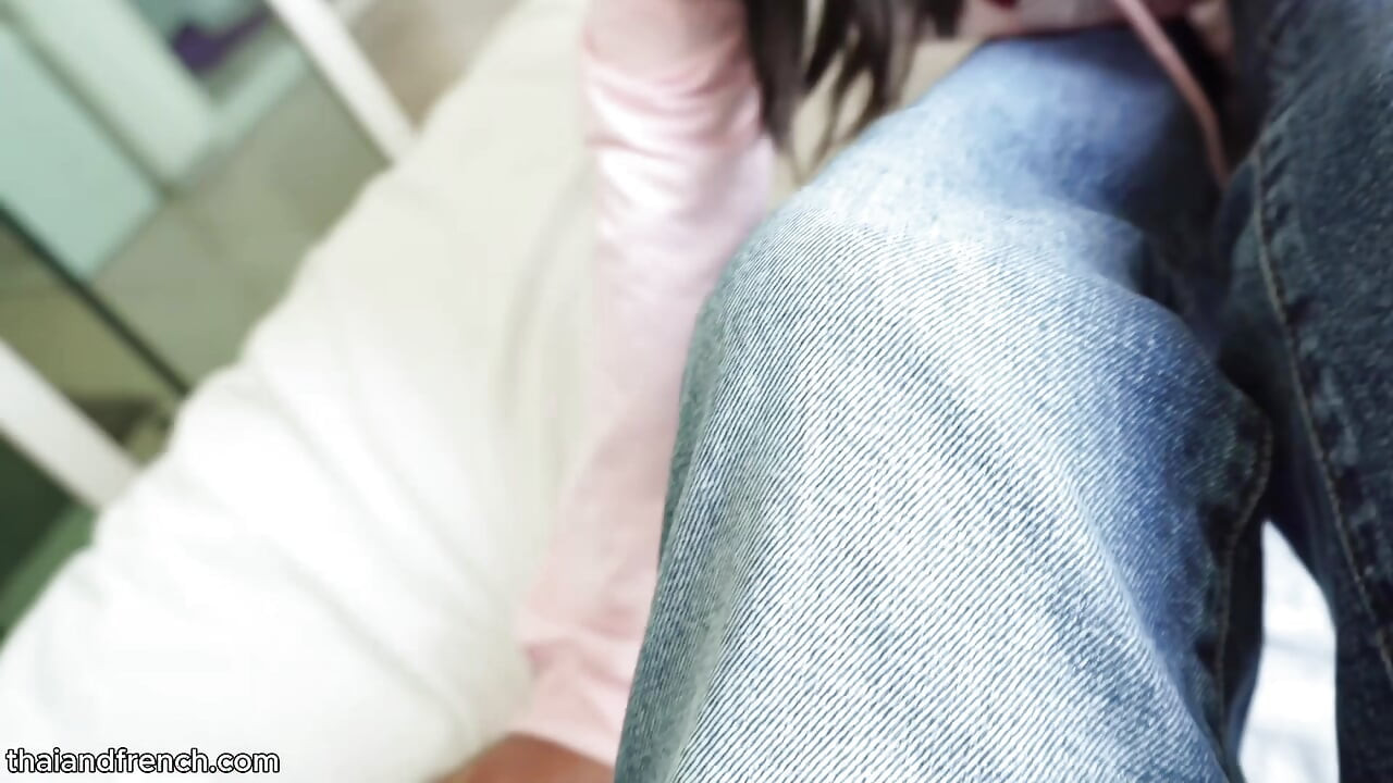 タイのスラットが私が仕事中にセックスしたがっていて、私は彼女の口の中で射精しました