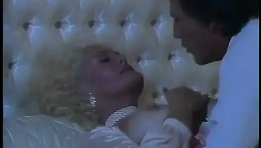 Geile weibliche eltern in sexy dessous reitet steinharten schwanz in einer dampfigen sexcapade im schlafzimmer