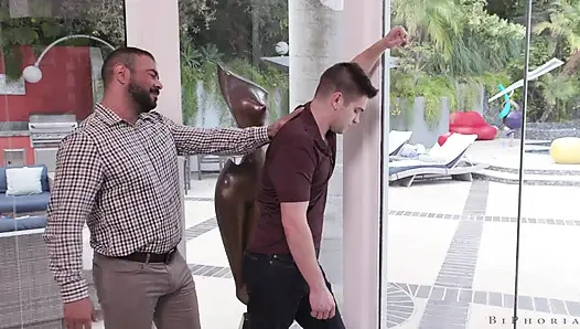 Сочная лесбо пара трахает геев-качков вчетвером - Biphoria