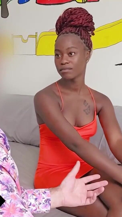 Eboni tinejdžerka sa uskom crnom pičkom duboko rastegnuta od strane amerikanca sa velikim belim kurcem | Klip 1