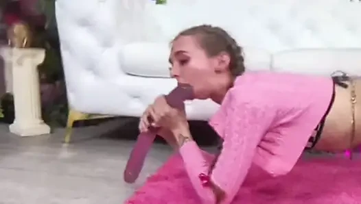 Breezy Bri domalarak sikilirken dildo emiyor!