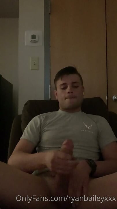 Ryan Bailey masturbándose en solitario - POV exclusivo
