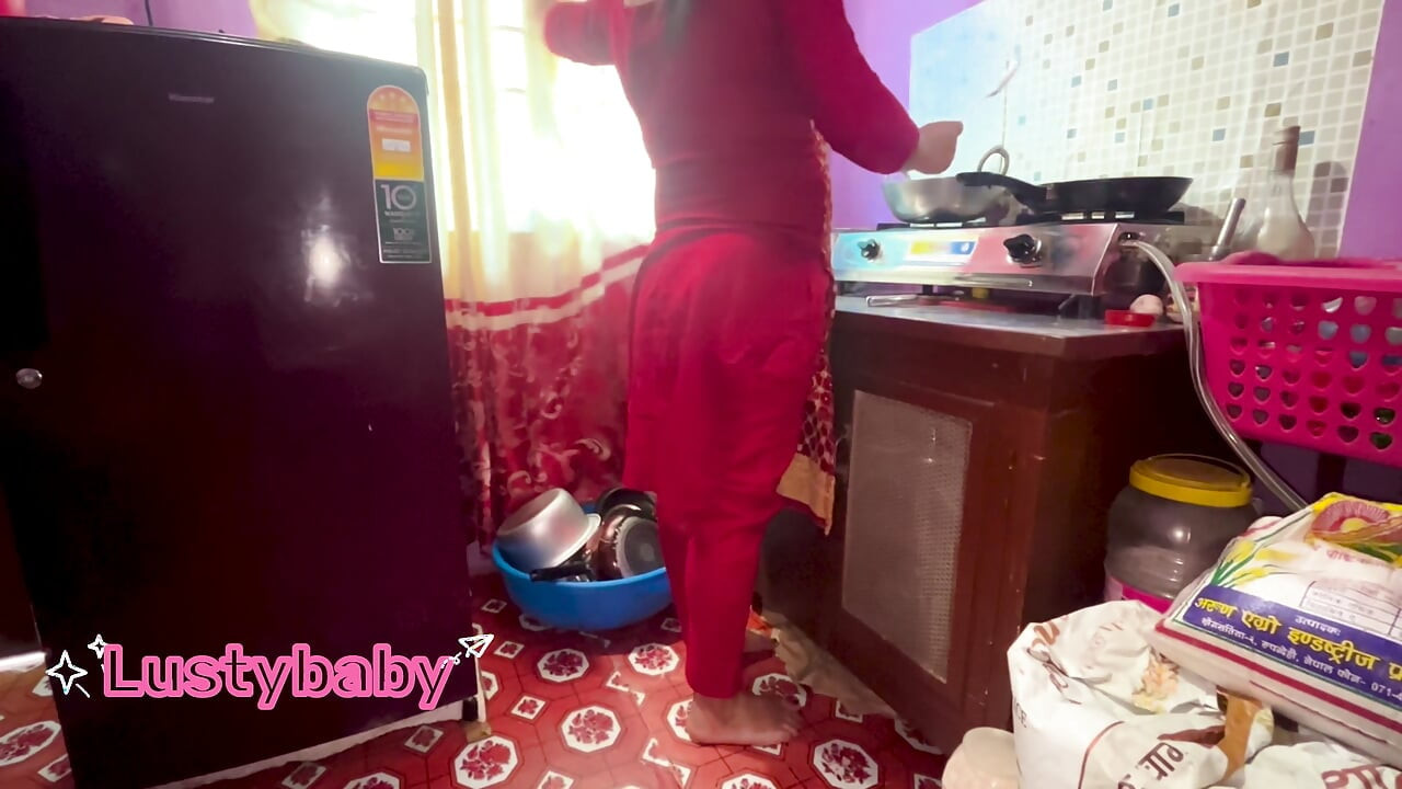 زوجان نيباليان يمارسان الجنس في المطبخ