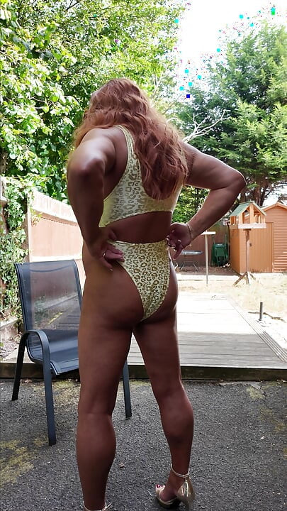 Szexi crossdresser kellycd2022 fehér-arany fürdőruhámban és magassarkúmban