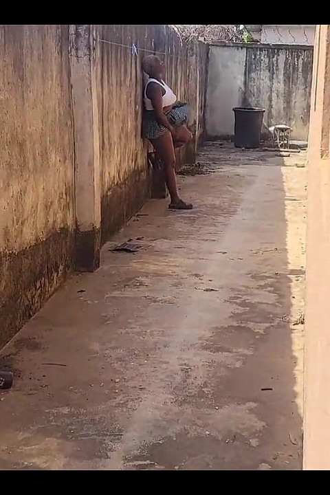 נימי עם תחת גדול נתפסה מאוננת