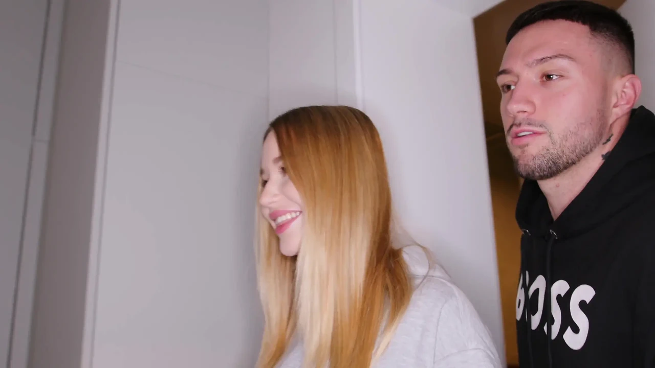 天使般的金发女阿玛莉亚·戴维斯无力支付房租