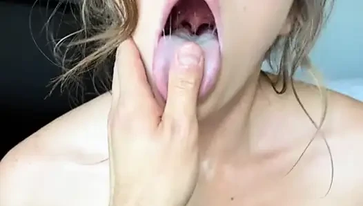 Крошка-брюнетка Katie Kush наслаждается ее шаловливой ванной