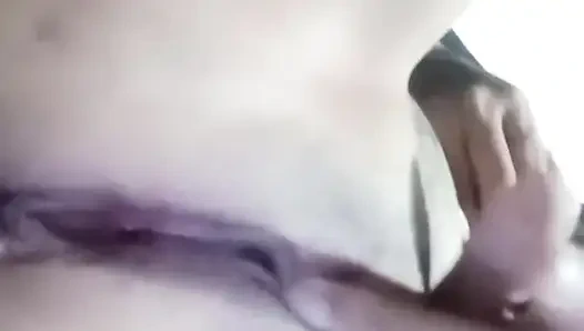 Aku lagi asik mainin memekku setelah makan siang