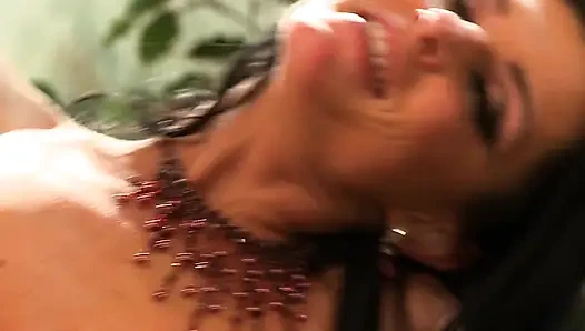 Черный мужчина ебет чудесную белую женщину