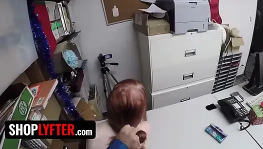 Shoplyfter - tutkulu kızıl saçlı dolandırıcı Krystal Orkide dizlerinin üstüne çıkıyor ve büyük döl yutuyor