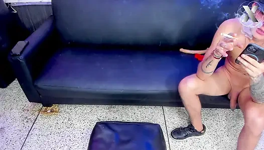 Gırtlağına kadar alıyor ve orgazm oluyor