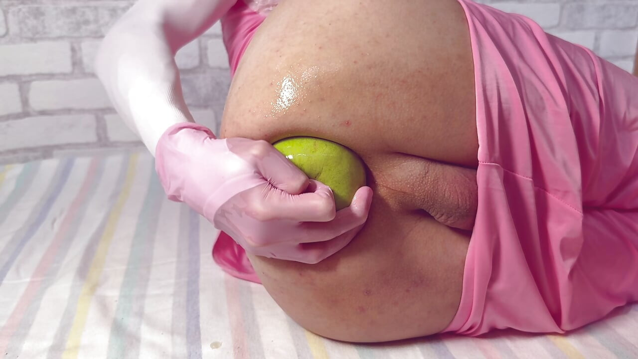Una gran manzana en el anal de Femboy, primer plano agujero ancho - estiramiento, enorme, pedos
