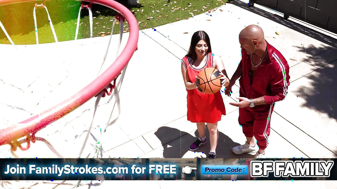 Η καυτή θετή κόρη ρωτάει τον μπαμπά αν το μπικίνι της είναι πολύ μικρό