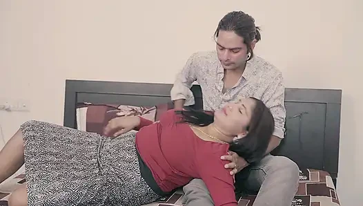 Yağmur mevsiminde kızın arabası arıza yaptı.