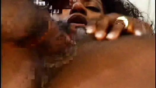 Cewek kulit hitam pantat kenyal nyepong kontol ceroboh sebelum dientot