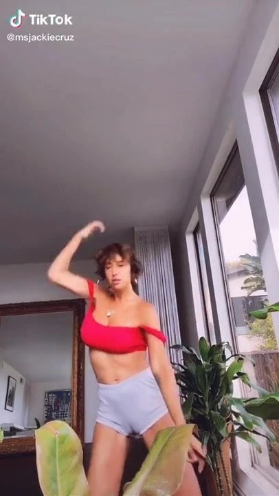Jackie Cruz dancing on TikTock 02