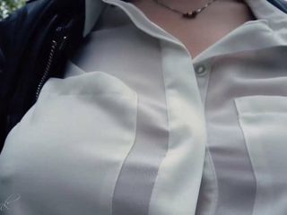 Passeggiata sul seno, camicetta bianca e giacca di pelle