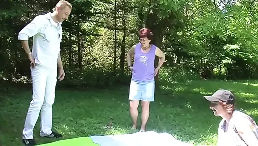 Nasser reifer fMM-dreier im freien lässt die heißen säfte squirten