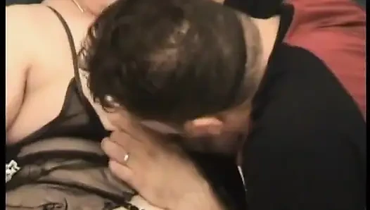 Amatör sikici maskeli şişman bir kadınla sikişiyor