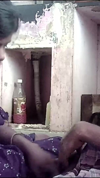 Morate vidjeti trenutak iz filma "Indijska seoska kućanica seksi romantično ljubi guzicu"