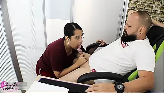 Aku datang ke kesepakatan panas dengan bosku untuk mendapatkan gaji yang lebih baik dan dia akhirnya memberiku air maninya di payudaraku - porno