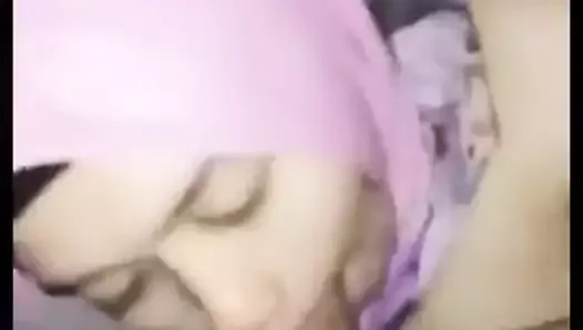 Jilbab pink nyepong