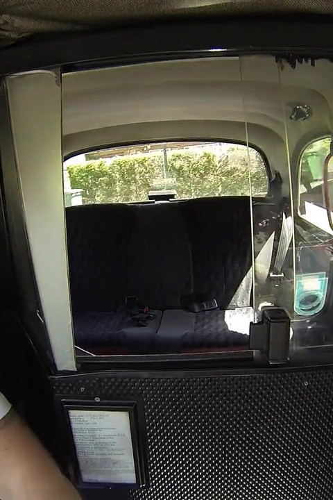 Fake taxi - a la traviesa Lucy Love le gusta que viaje al aire libre y le hace una mamada a un taxista en el auto conduce a una preñada en el coño
