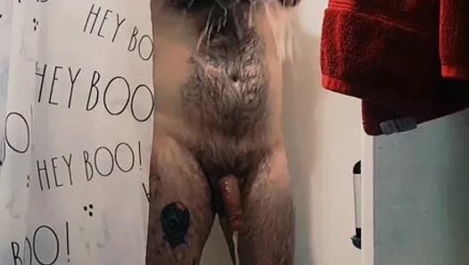 L'heure de la douche avec un homme tatoué sexy