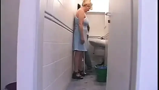Yarağa aç olgun sarışın tüm banyo ziyaretçileriyle sikişiyor