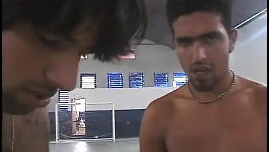 İki sarışın hatun bir grup azgın adam arasında paylaşılıyor