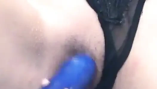 Pelacur sange ini lagi asik ngentot memek sempitnya pakai dildo