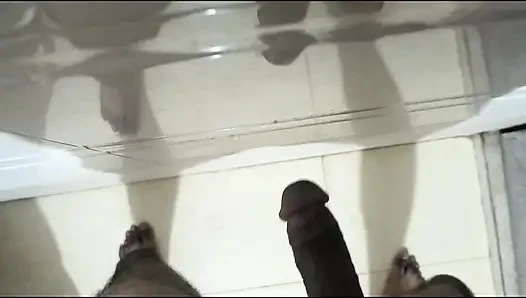 Hintli genç adam büyük canavar