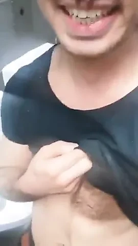 Υποδοχή πούτσας από έναν στρέιτ άνδρα στις δημόσιες τουαλέτες