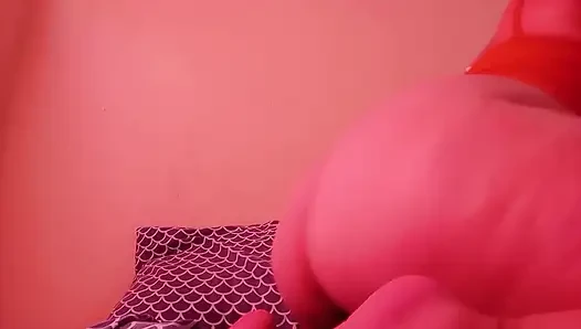 Amcığını dildoyla esnetiyor