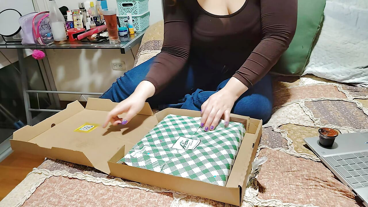 Nicole'ün büyük pizza bingesi: karnı patlayan mutluluk