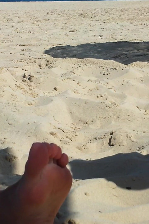 Jeg blir kilt på føttene mine på stranden