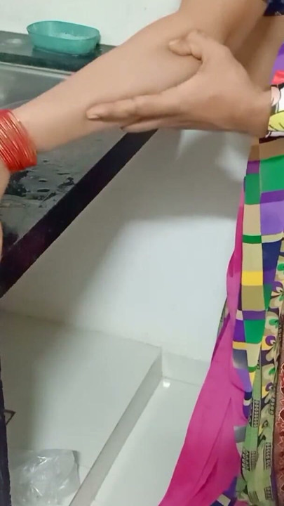 Bartan dho rahi hai andar bai are muze pani pina hai | Clip 1